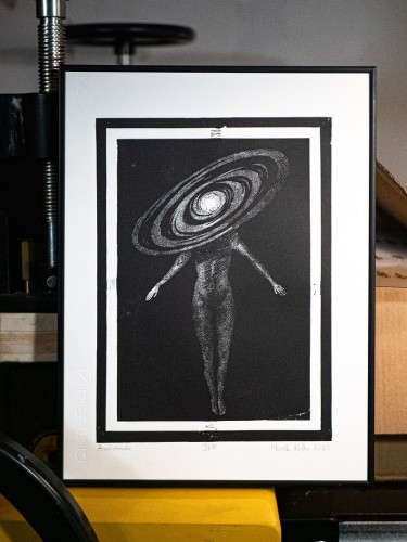 Linoryt Andromeda w ramie – limitowana edycja 30x40 cm, grafika artystyczna wykonana techniką punktowania na papierze Fabriano